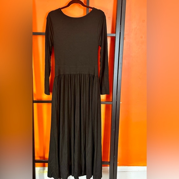 🖤 Black Long Sleeve Maxi Dress | Flowy Skirt | Minimalist Classic - Picture 5 of 8
